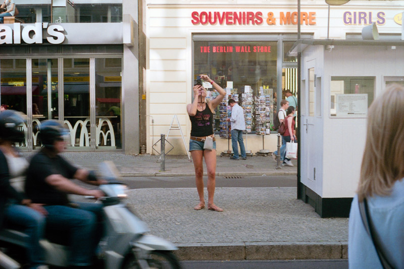 Berlin Tourist fotografiert Fotos am Checkpoint Charlie