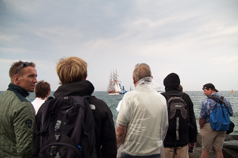 Hanse Sail Rostock Warnemünde Besucher auf der Westmole mit Segelschiff auf der Ostsee
