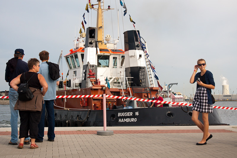 Hanse Sail Rostock Warnemünde Touristen vor dem Schlepper Bugsier 16 aus Hamburg