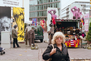 Berlin Straßenverkäufer und Mauerreste am Checkpoint Charlie