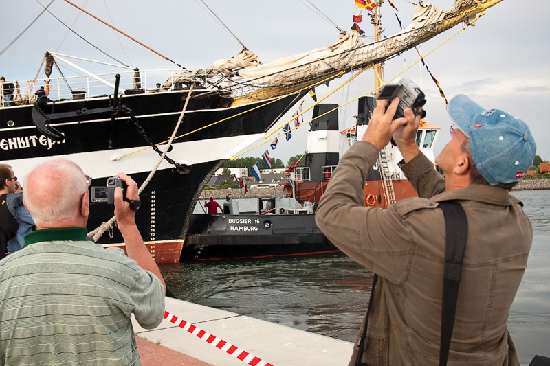 Hanse Sail Rostock Warnemünde Besucher filmen das Segelschulschiff Krusenstern aus Russland