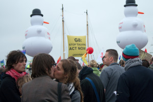 Anti-G8 Demonstration mit Greenpeace am Stadthafen in Rostock