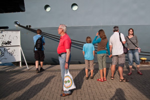 Hanse Sail Rostock Warnemünde Besucher vor einem Schiff der Deutschen Marine am Passagierkai
