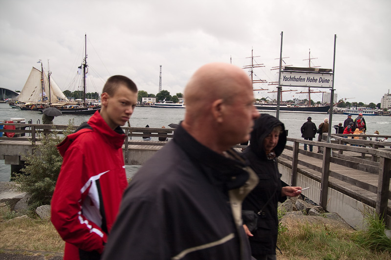 Hanse Sail Rostock Warnemünde Touristen am Yachthafen Hohe Düne