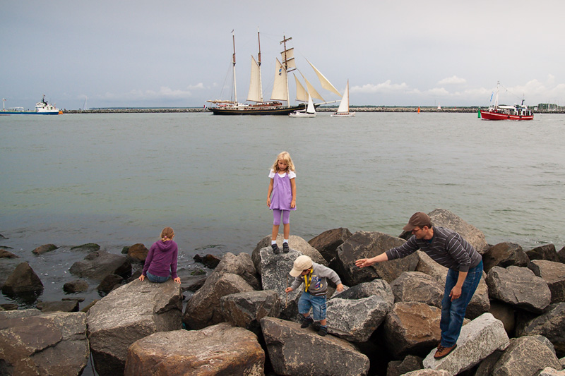 Hanse Sail Rostock Warnemünde Kinder spielen auf der Westmole im Hintergrund Segelschiffe