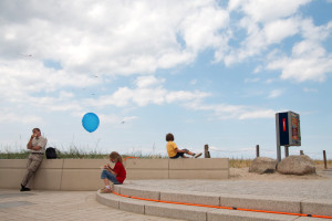 Rostock Warnemünde Besucher und Kinder mit Luftballon auf der Promenade