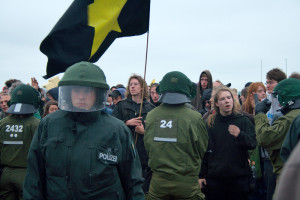 Anti-G8 Demonstration mit Polizei und Demonstranten in Rostock