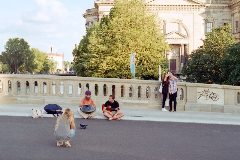 Berlin Straßenmusiker auf der Spreebrücke zur Museumsinsel vor dem Berliner Dom