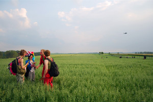 Anti-G8 Demonstration mit Hubschrauber und Clowns am Zaun in Heiligendamm