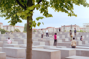 Berlin Touristen stehen und sitzen auf den Stelen vom Holocaust Mahnmal