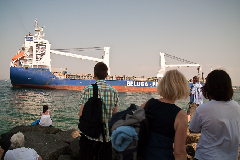 Rostock Warnemünde Besucher und das Frachtschiff Beluga Projects