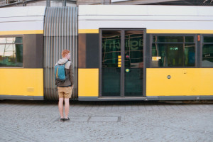 Berlin Tourist steht vor Straßenbahn auf dem Alexanderplatz
