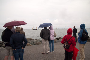 Hanse Sail Rostock Warnemünde Besucher mit Regenschirm im Regen auf der Ostmole