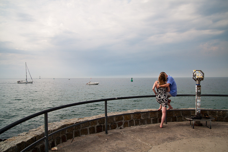 Ostseebad Warnemünde küssendes Paar auf der Westmole