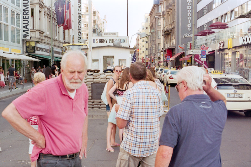 Berlin Besucher am Checkpoint Charlie