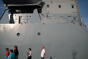 Hanse Sail Rostock Warnemünde Besucher und Mann mit Bier vor einem Schiff der Deutschen Marine