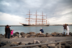 Hanse Sail Rostock Warnemünde Besucher machen Fotos und winken dem Segelschulschiff Krusenstern aus Russland zum Abschied