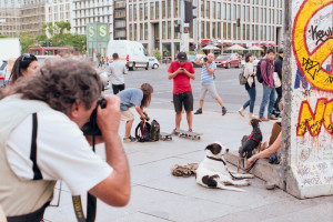 Berlin Touristen fotografieren Fotos von Punks vor Mauerrest am Potsdamer Platz