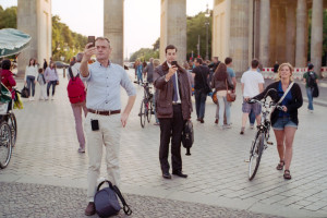 Berlin Touristen fotografieren Selfies vor dem Brandenburger Tor