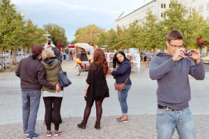 Berlin Touristen fotografieren Foto mit Digitalkamera und Selfie mit Smartphone vor dem Brandenburger Tor