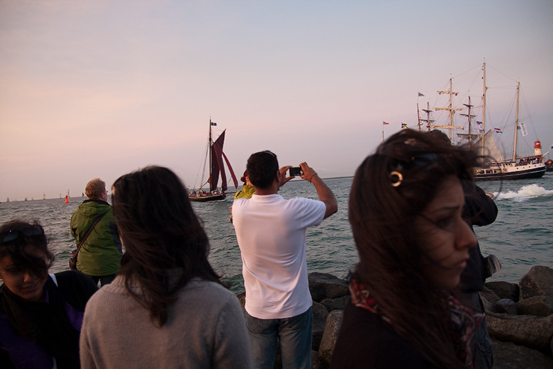 Hanse Sail Rostock Warnemünde Besucher und Segelschiffe an der Mole am Abend