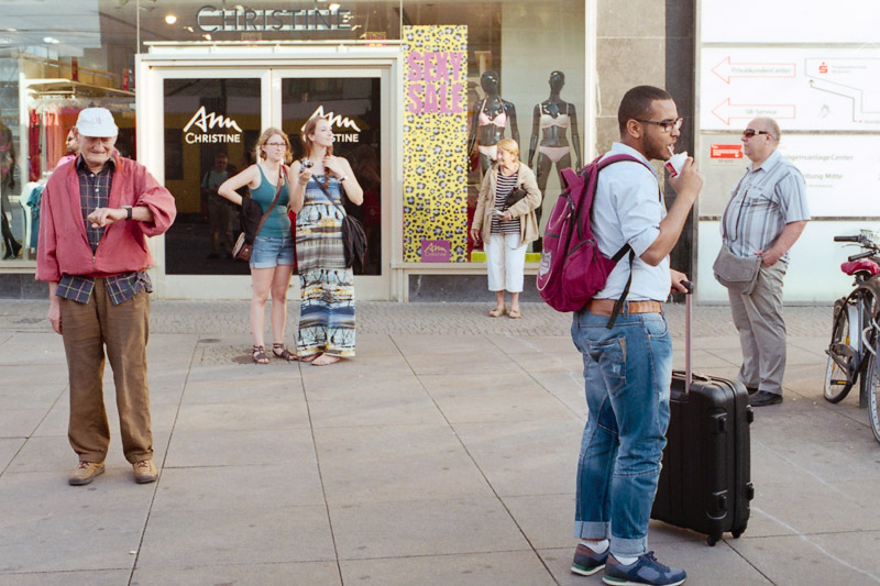 Berlin Touristen und Reisende wartend auf dem Alexanderplatz